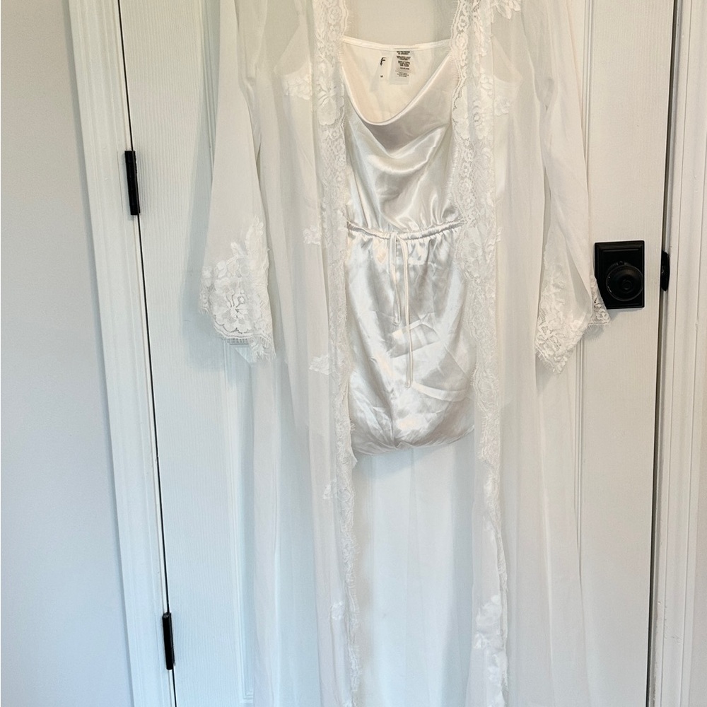 Homebodii Helena Long Lace Robe + White Romper Set – Size M